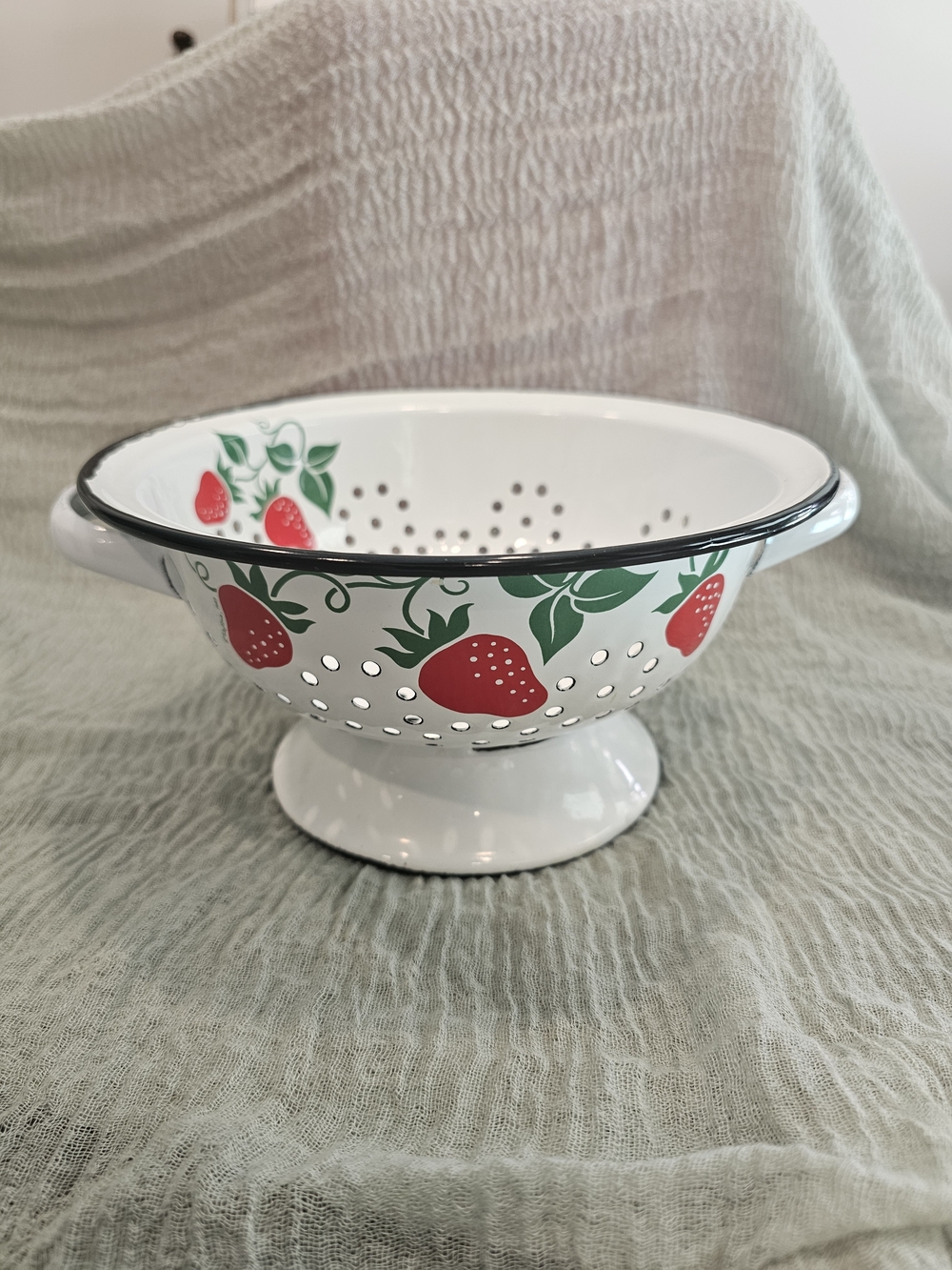 1983 Teleflora 9in Footed Enamelware Colander w/ Handles, Strawberry Pattern